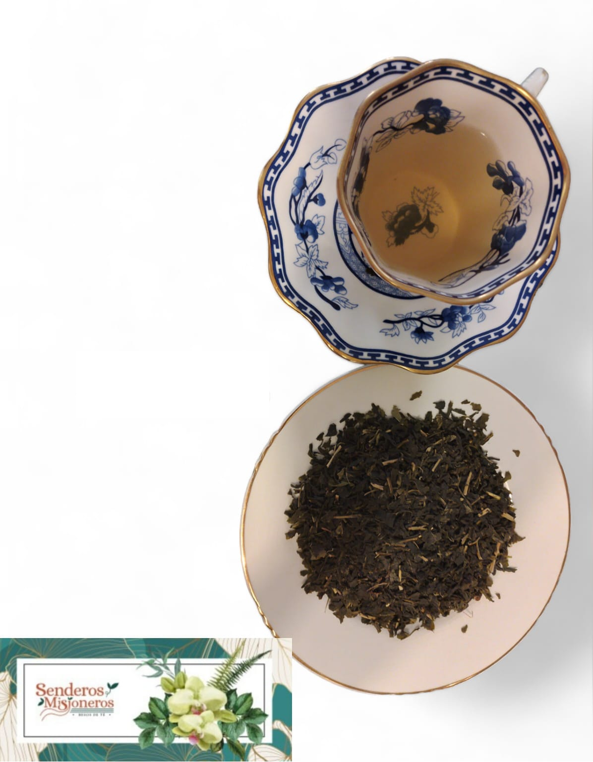 Té verde con taza y plato de blend de te verde y packaging